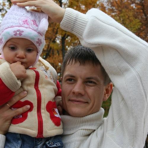 На плече у папе.