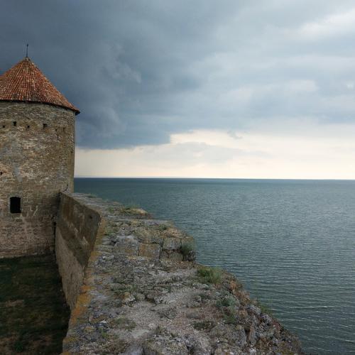 Тира и надвигающийся шторм
