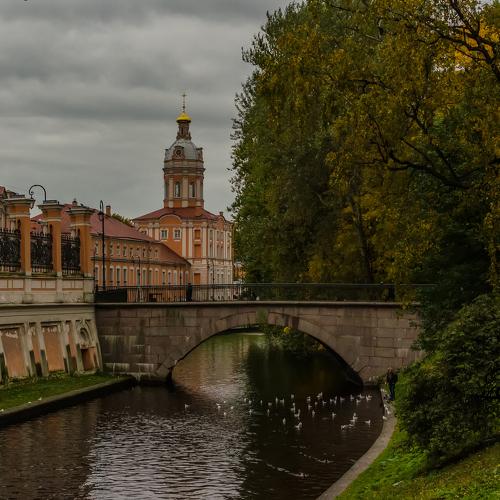 на канале осень