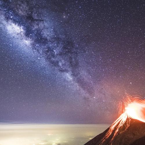 VOLCAN DE FUEGO Y VIA LACTEA