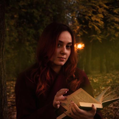 Девушка и книга