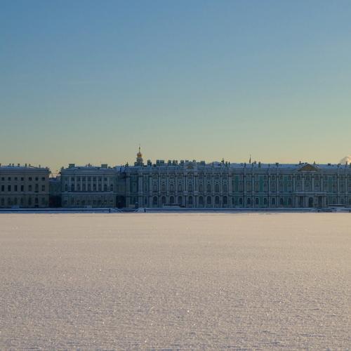Нева уснула.