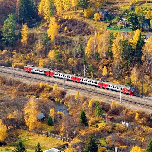 Осенний пригородный поезд