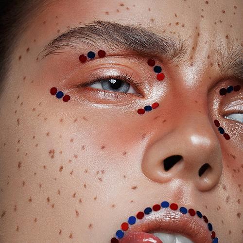 Glam freckles