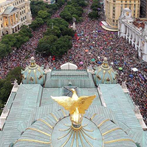 Liberdade, liberdade, abra as asas sobre nós.