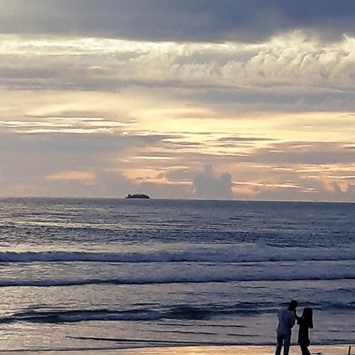 Wait sunset @pantai pasir putih bengkulu.