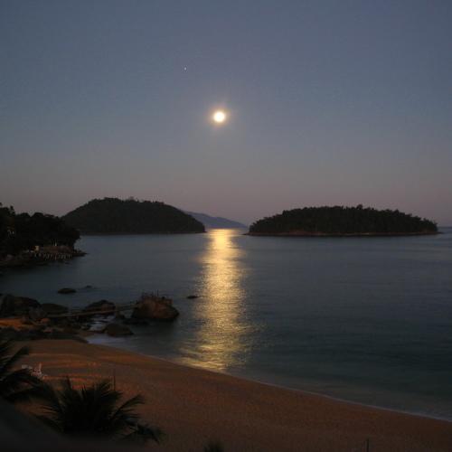 A lua sobre o mar