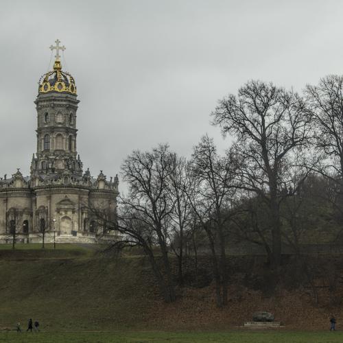 Готичное утро в осенних Дубровицах