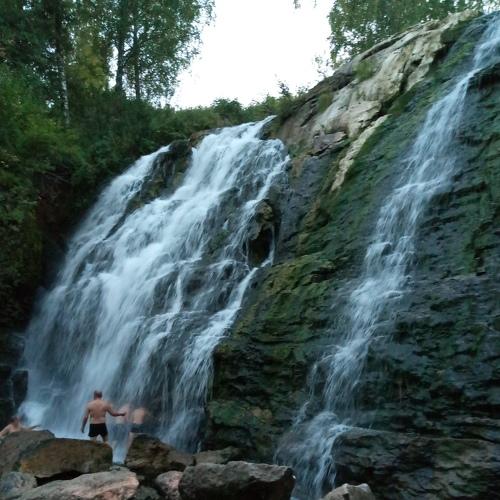 У водопада