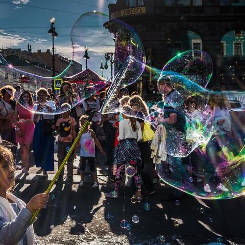 Мимолетное счастье в закатных лучах на улицах Петербурга
