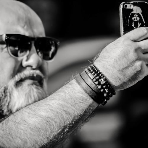 Homem faz Selfie em meio a tragédia