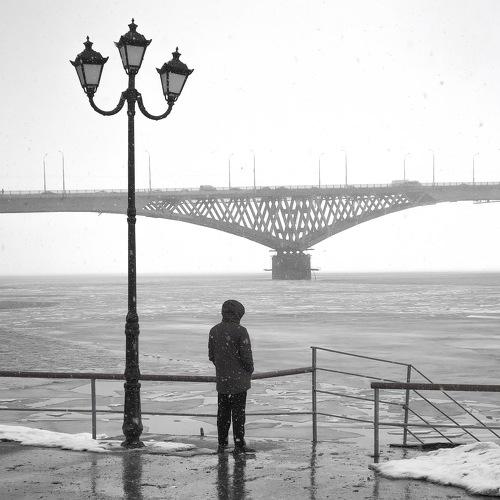 Снег, улица, фонарь и мост.