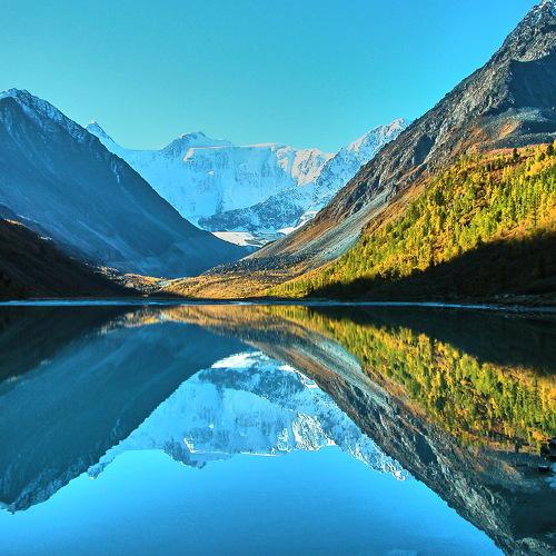 Отражение г. Белуха в воде оз. Ак-Кем