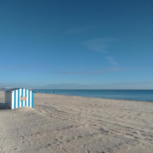 Cabane sur le sable d'une plage