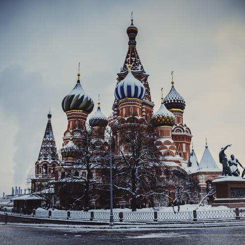 Храм Василия Блаженного в снегу