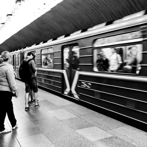 В метро