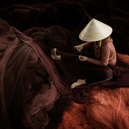 Sewing the fishing net