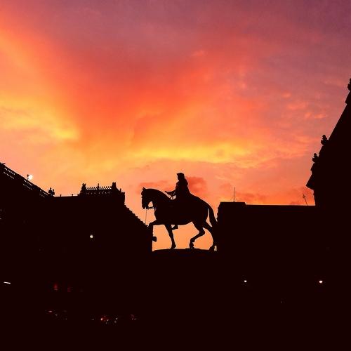 el caballito entre llamas del atardecer