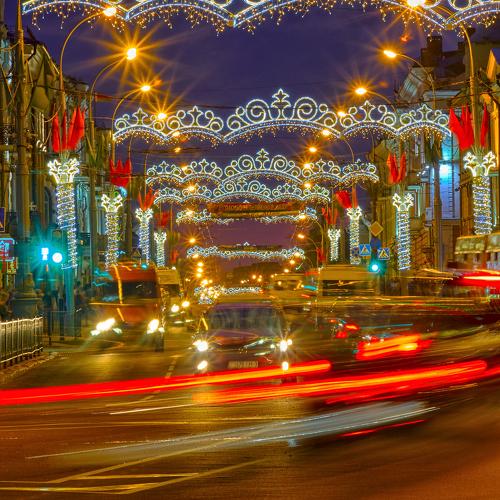 В центре движения.