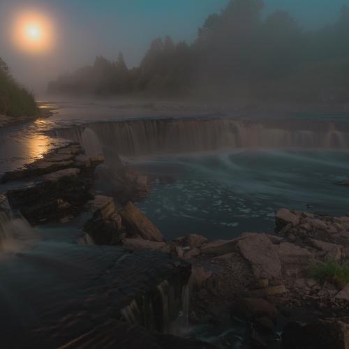 Тосненский водопад в полнолуние