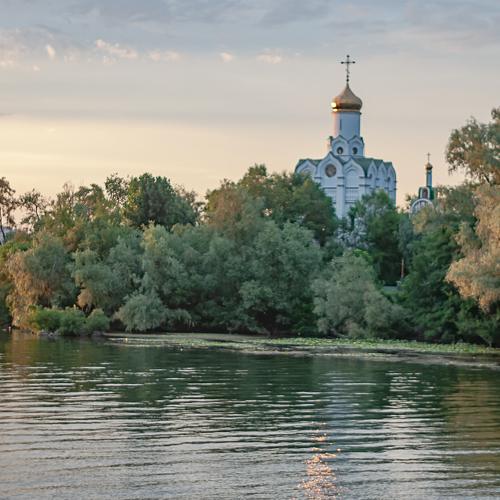 у воды