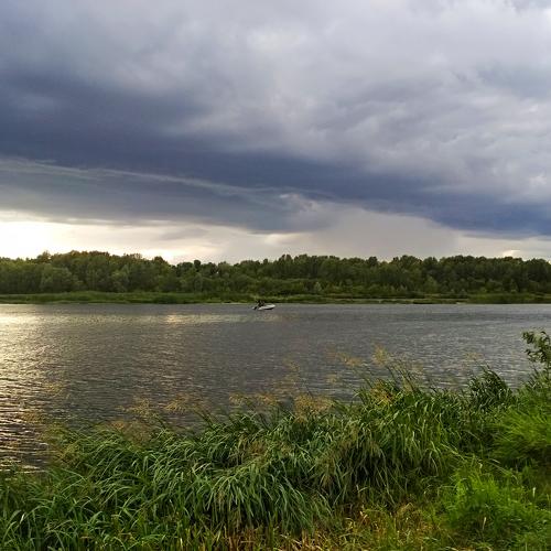 На реке