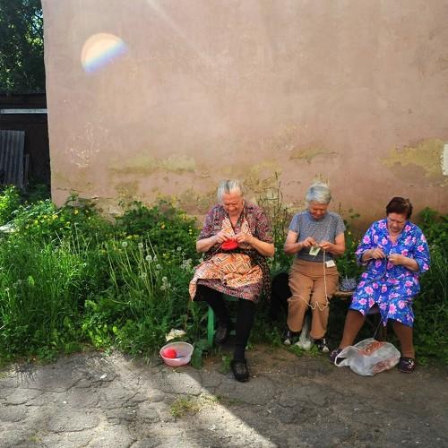 Три девицы под окном