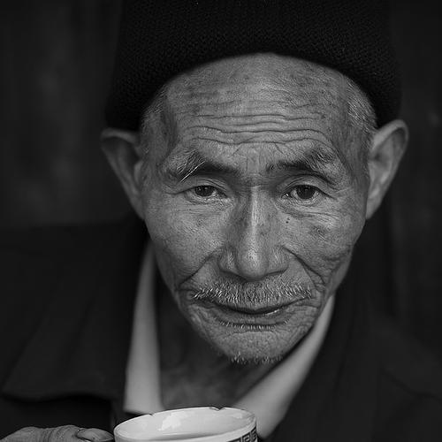 An old man who drinks tea