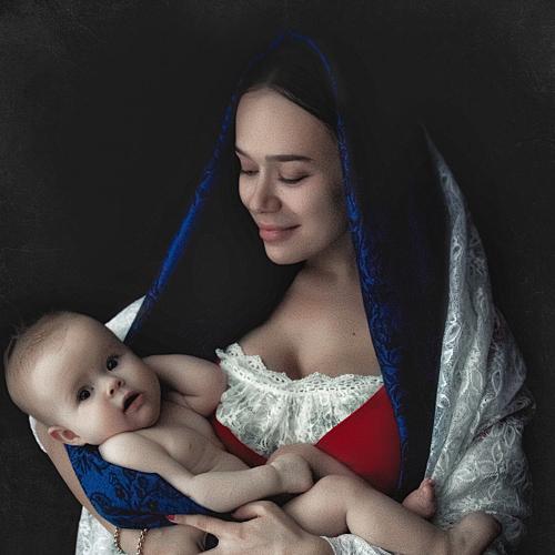 Мадонна с младенцем на руках