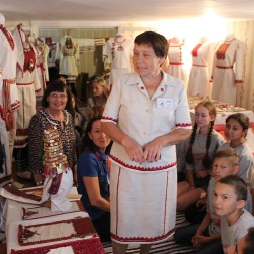 В гостях у знаменитой вышивальщицы по марийской национальной одежде  Лидии Васильевны Веткиной