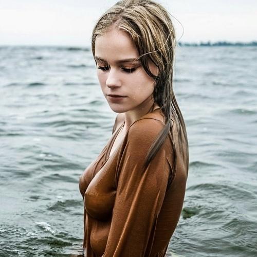 Девушка и море