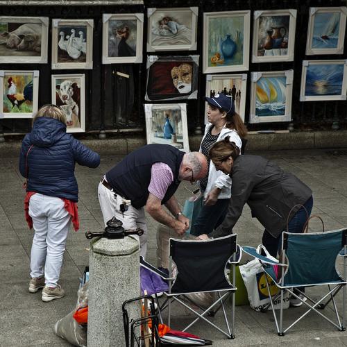 Painter streaks his paintings on the street