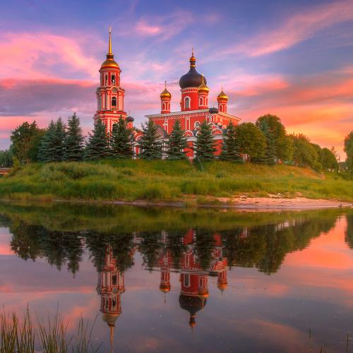 В реке купается закат, и летний день ко сну уходит...