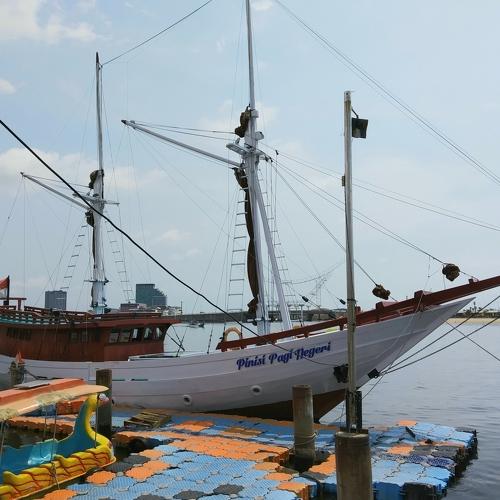 Phinisi ship