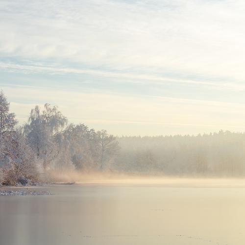 Морозный туман на рассветном озере