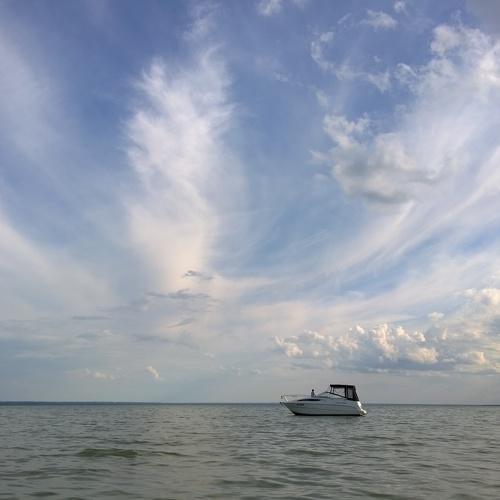 море