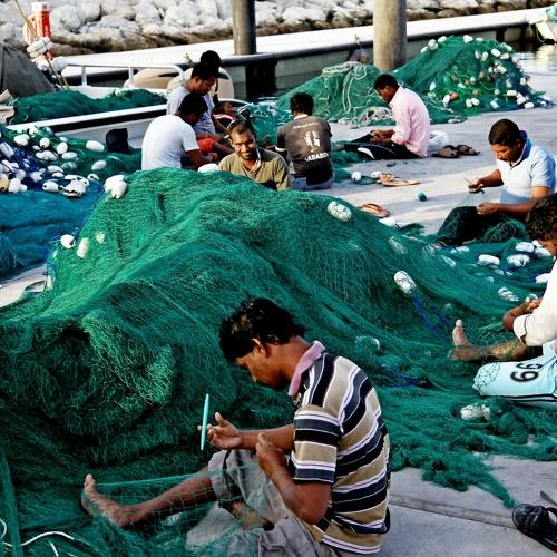 Рыбаки чинят сети