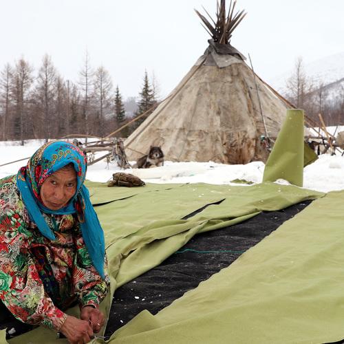 Ненецкая бабушка шьет летний нюк