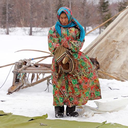 Старая ненка с сумкой для рукоделия