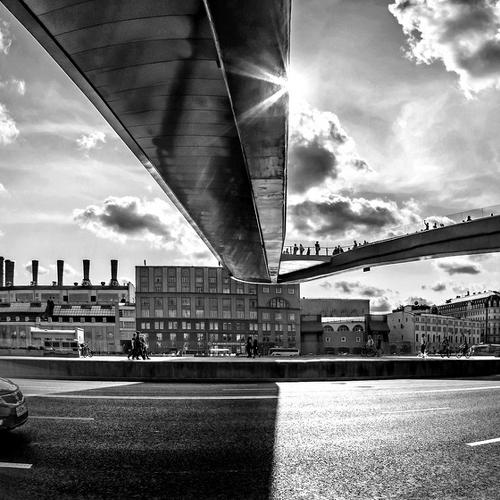 Тень и свет с врывающейся машиной