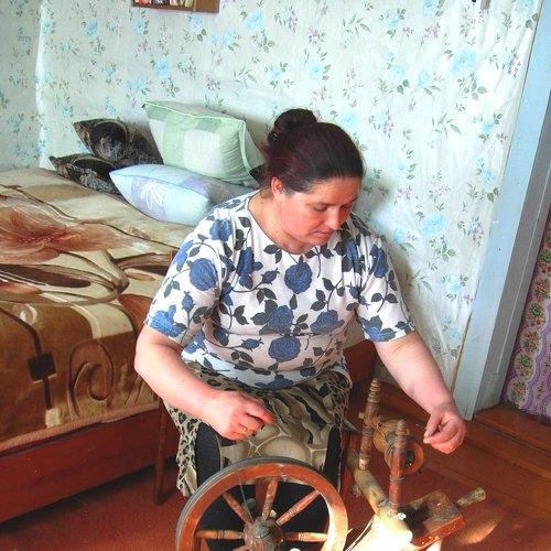 За прялкой