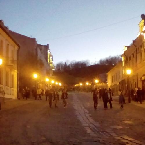 У світлі жовтих ліхтарів....