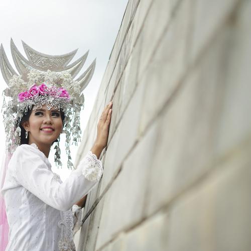 Gadis Bersunting Perak