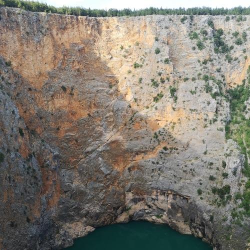 Красное озеро