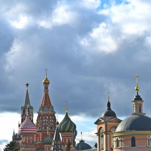 Вид на Кремль и Собор Василия Блаженного из парка Зарядье