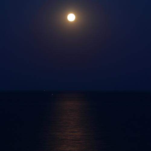 Луна и море...