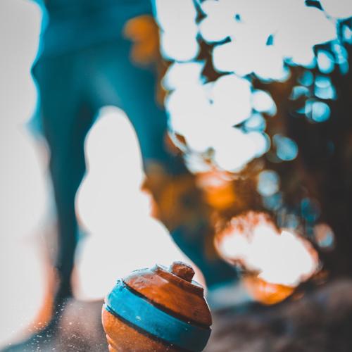 Niño Jugando trompo juego típico Nacional