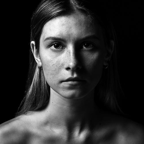 Черно-белый портрет девушки с веснушками