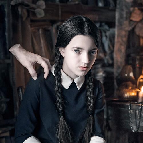 Уэнсдей Аддамс и Вещь.