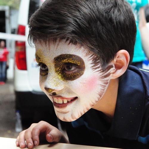 Niño en una feria